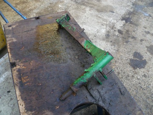 Centre cylinder mounting arm
